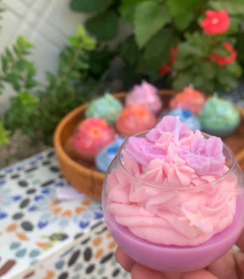 شموع زجاجيه بألوان وروائح معطره