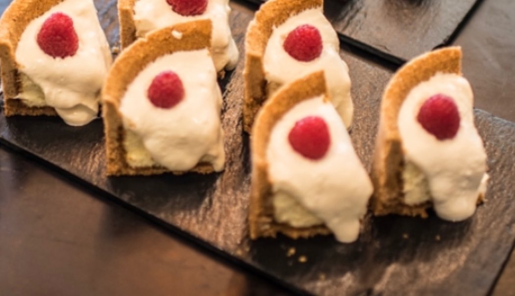 It’s Friday and all you need is a bite of London Cheesecake ‍♂️ جمعة مباركة لاتنسوا تزورون