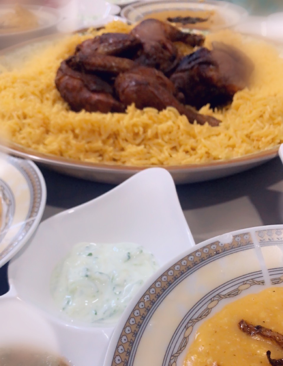 كبسة دجاج مقلي وسلطه زبادي