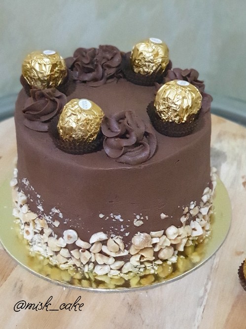 كيكة فيروروروشيه بالبندق