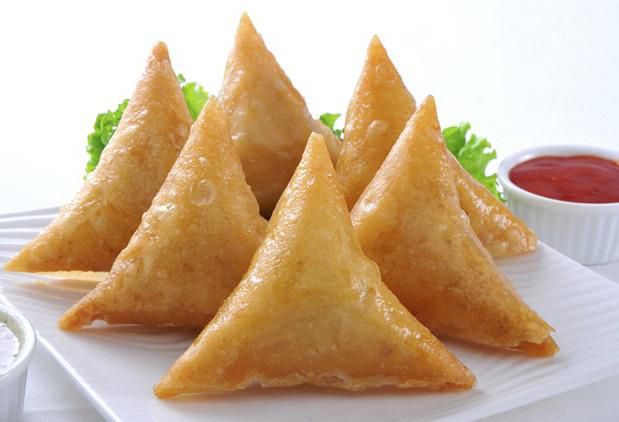 سمبوسة لحم دجاج وجبن وخضار الحبة
