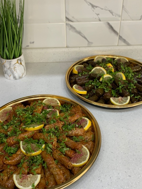 صحن ملفوف و ورق عنب الحجم وسط