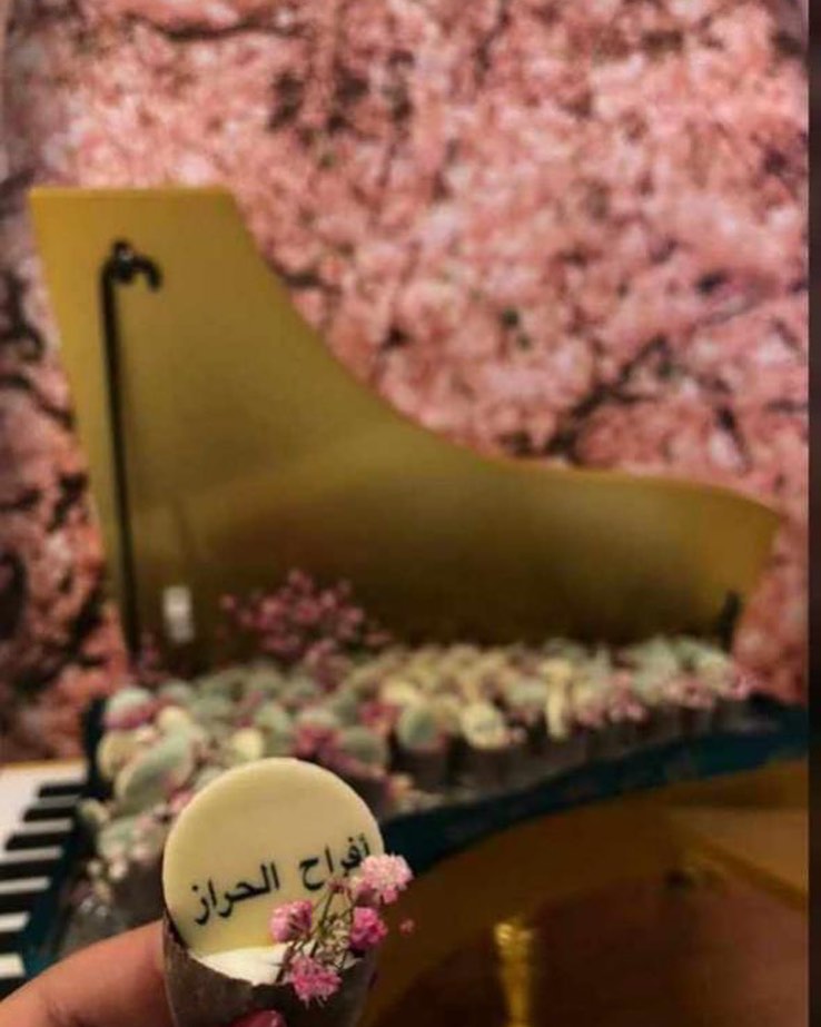 ‏ومن لا يحبُ عَيناكِ ما زال عَن جَمال الدُنيا أعمَى.❤️