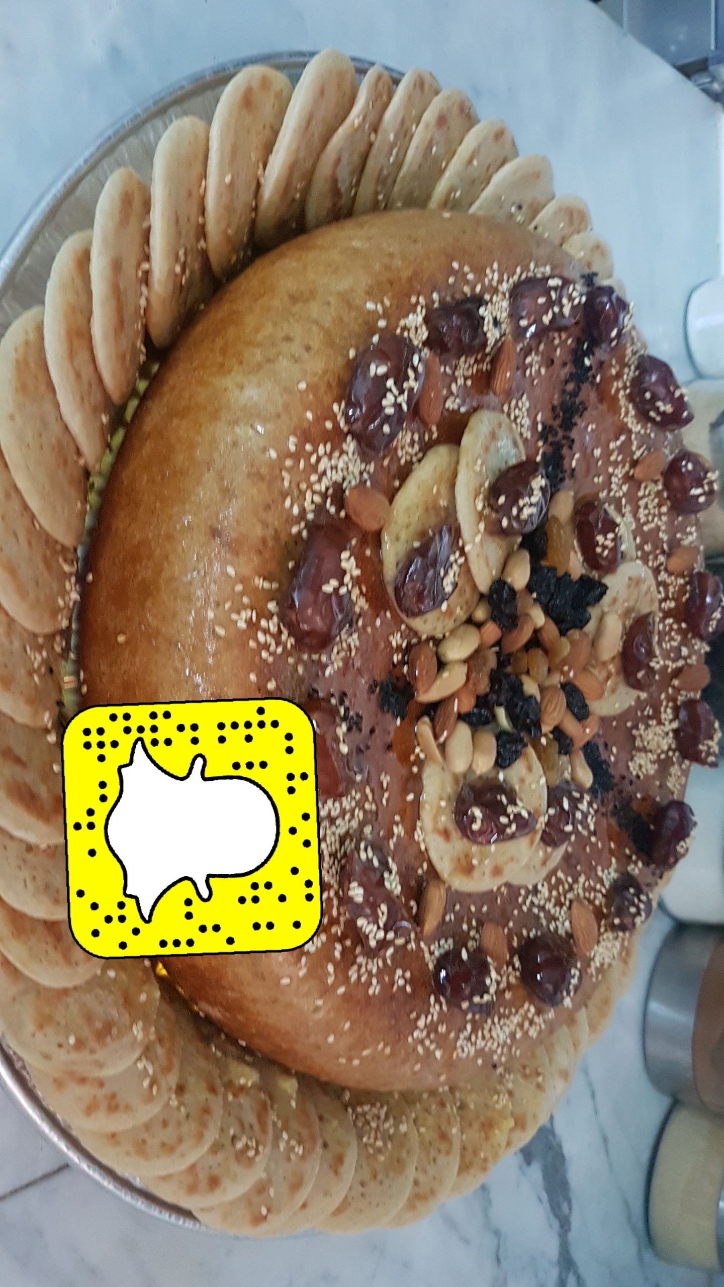 خبزه بالسمن والعسل والمكسرات والقطايف