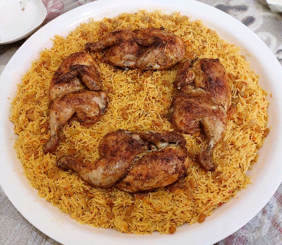 حبتين دجاج مشوي مع رز بخاري