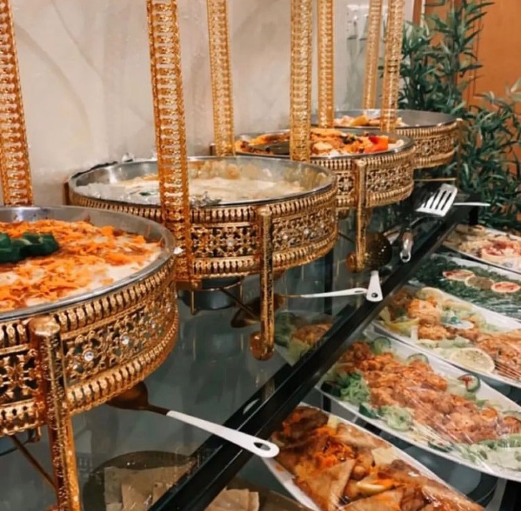 4سخانات و4سلطات ومقبلات صحون معالق شوك مغارف خبز شامل التوصيل ب800ريال +مويه