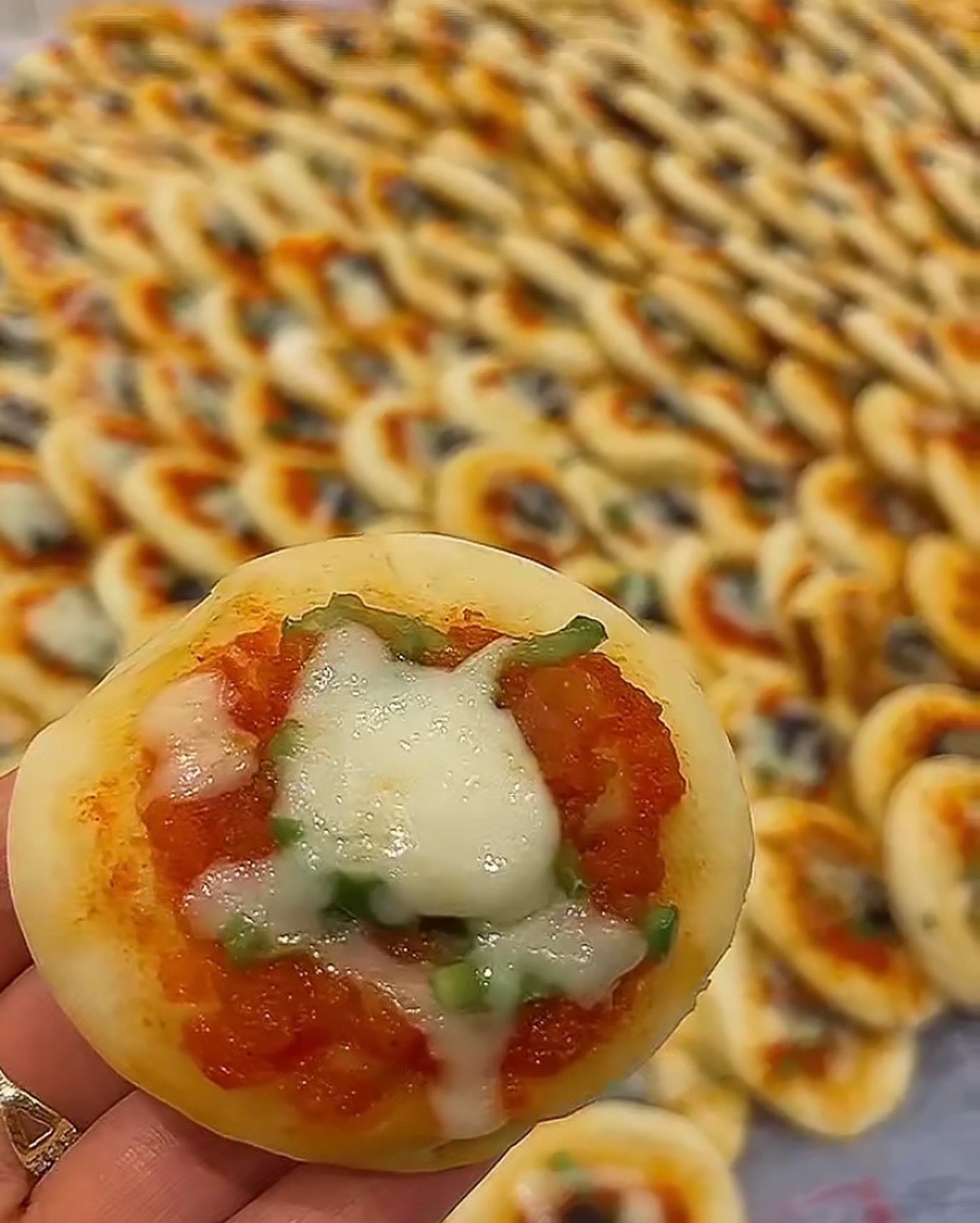 حسب الطلب بيتزا ميني
