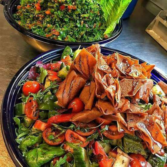 الفتوش السوري (سلطة الفتوش) عبارة عن خس خيار طماطم ودبس الرمان وزيت الزيتون وخبز محمص طعمه