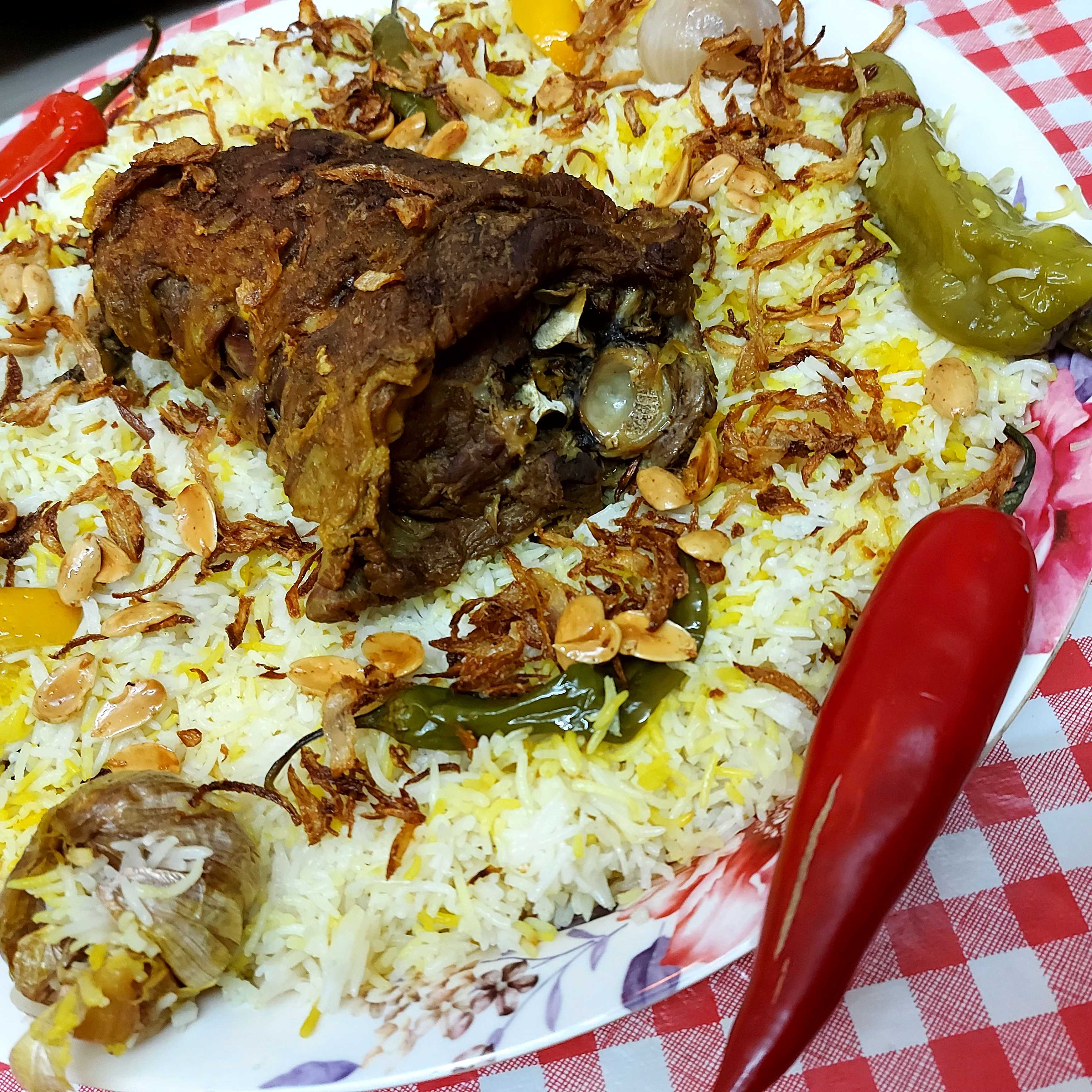رقبه خروف نعيمي ذايبه ومحمرة مع أرز ابيض مشخول لذيذ جدا...الف صحه وهنا على زبايني