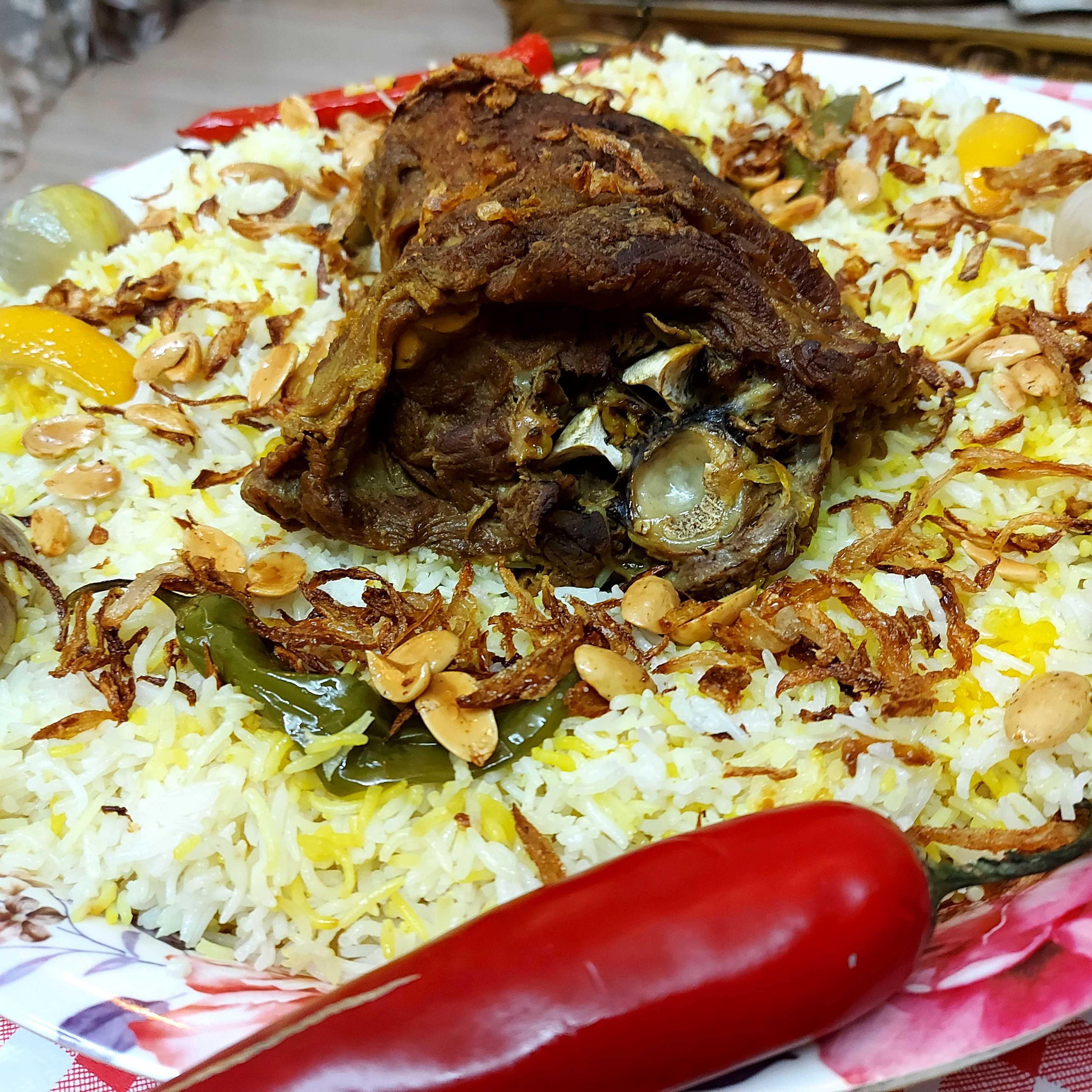 الذ رقبه خروف مع الذ رز مشخول ... صحتين وهنا