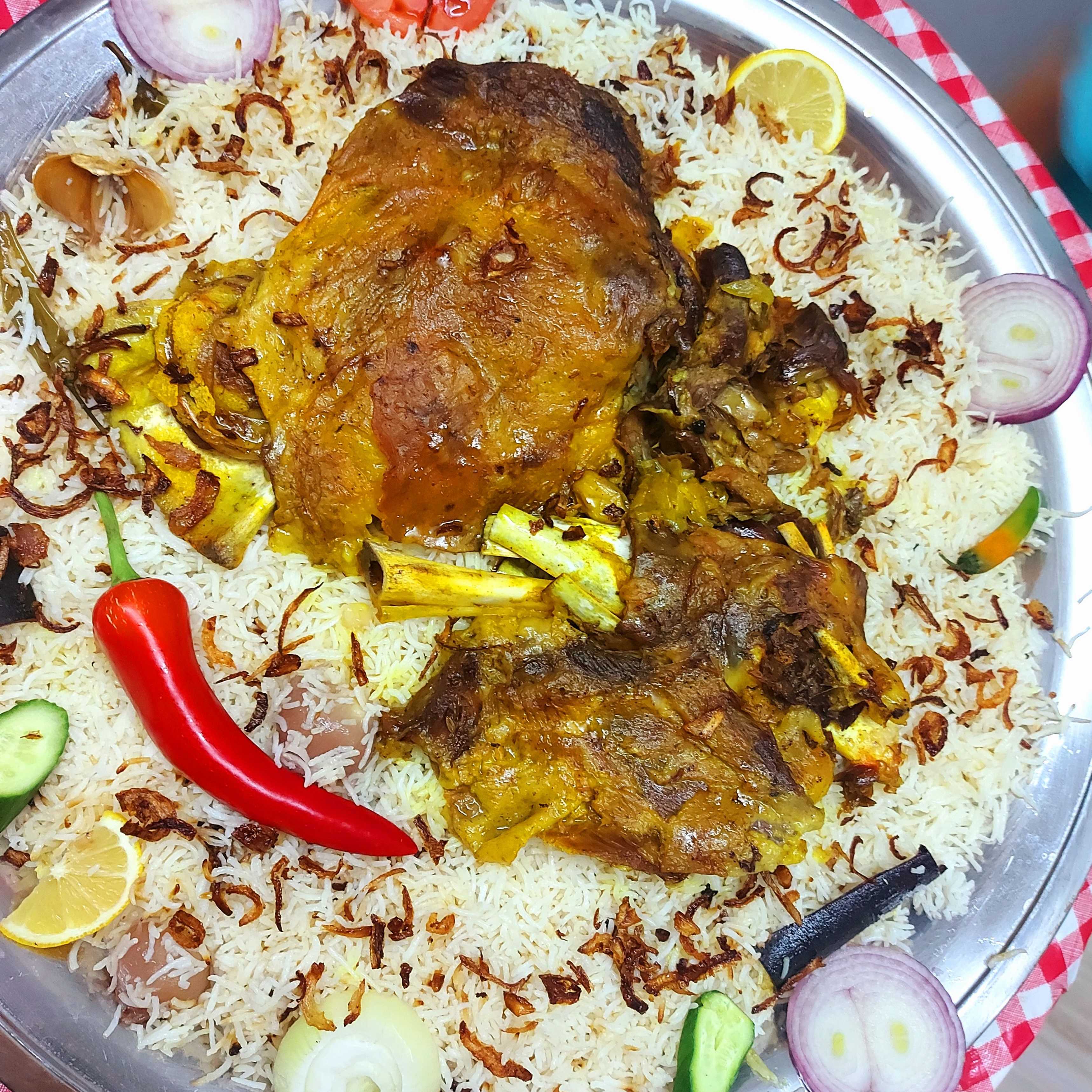 مفطح لحم مع رز المشخول كميه تكفي من ٣ إلى ٤ اشخاص