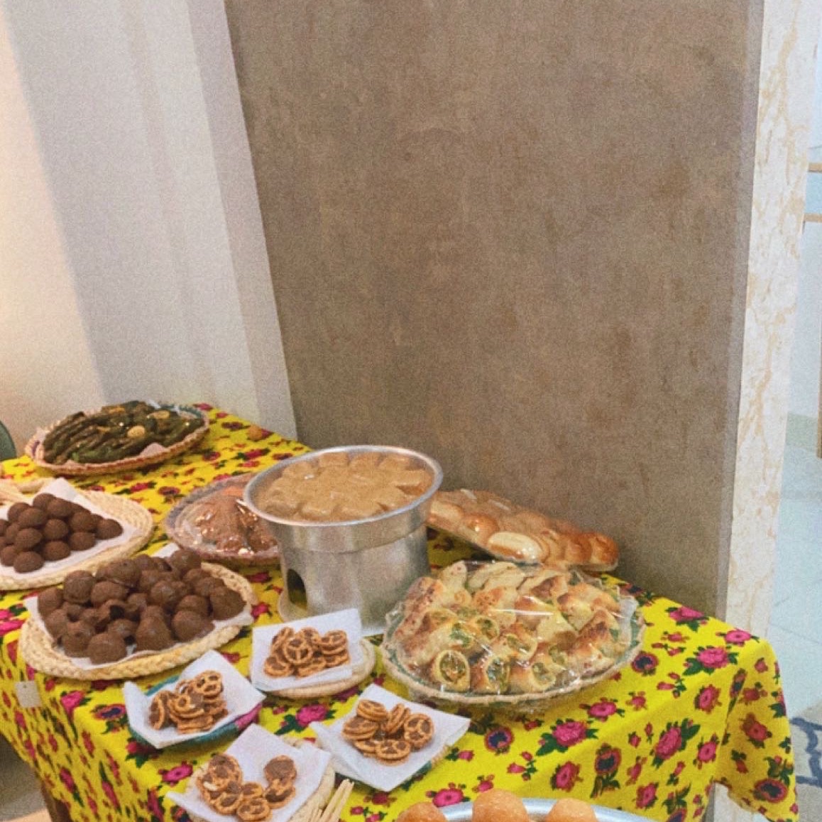 حلويات بجميع الاشكال الصغير ب١٠ والوسط ٢٥