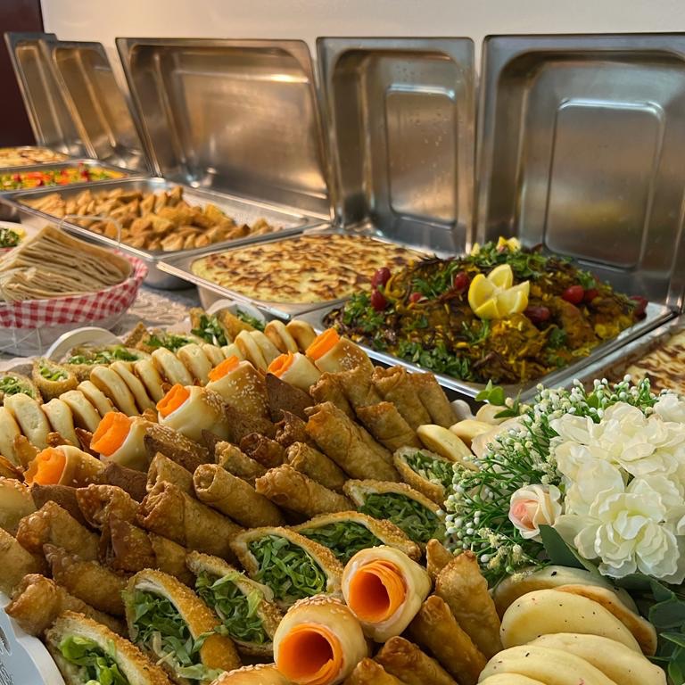 بوفيه شامل رز برياني ومعكرونة باشميل كرات بطاطس وصيني وماسلا دجاج وسلطات صحنين ومقليات صحن