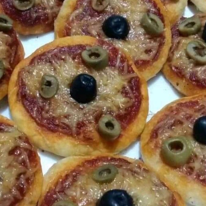 بيتزا شهية ولذيذة وخفيفه