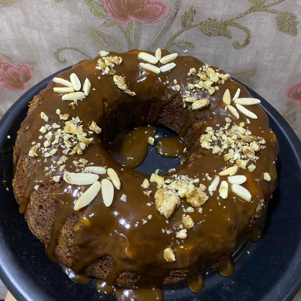 كيكة التمر المميزة واللذيذة بصوص التوفي المطبوخ طازج منزليا