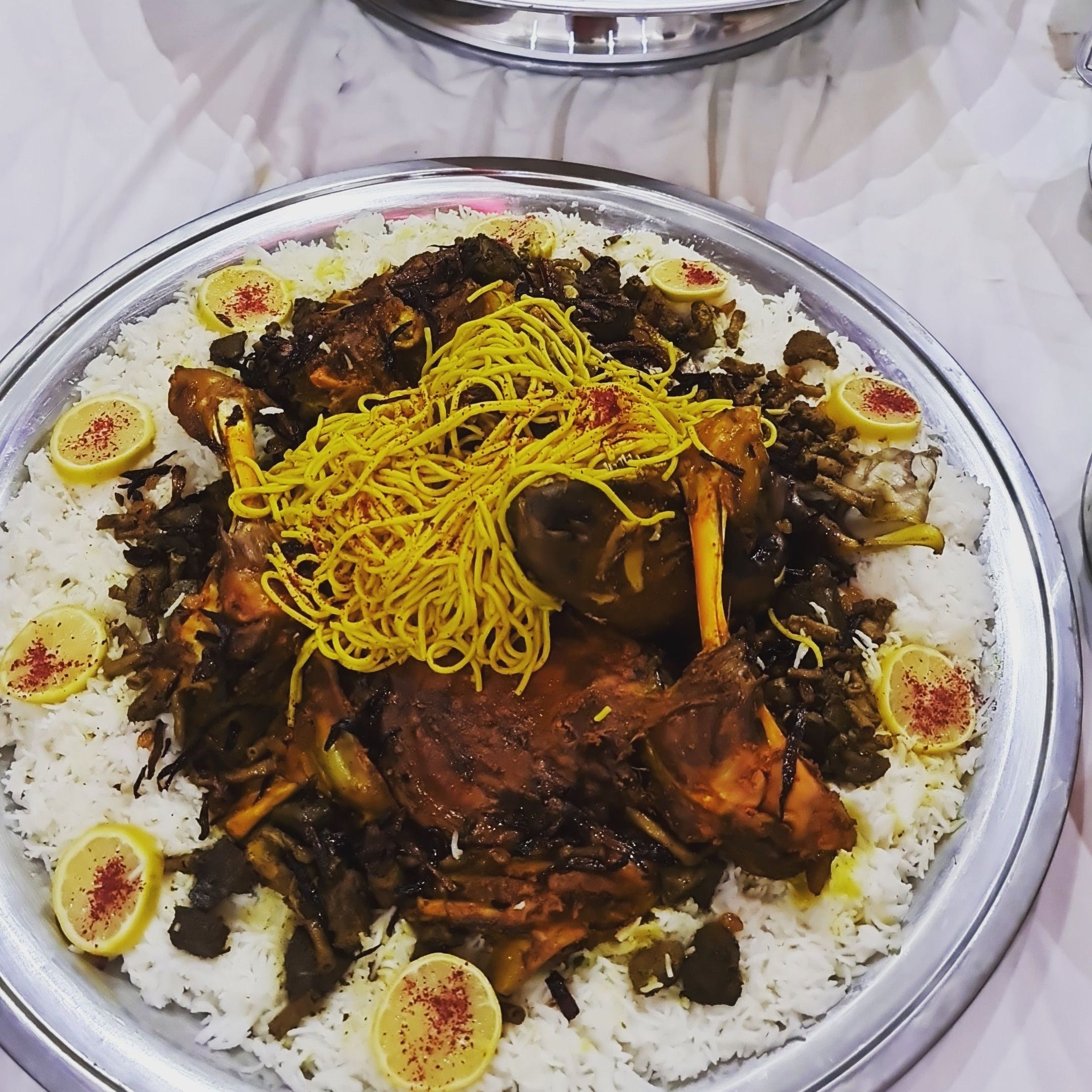 ذبيحه كامله مندي مع الأرز مع بعض الزينه طبخ منزلي .