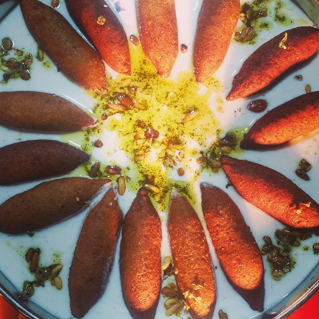 كبة دبابة مع اللبن والمكسرات