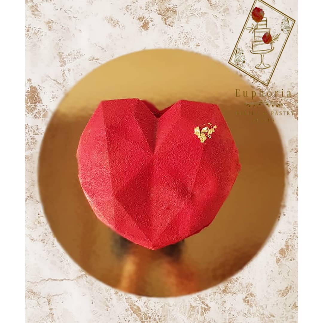 Chocolate heart ❤️⁣ ⁣ ⁣ ♡ ⁣⁣⁣⁣موس الشوكلاته، براونيز، بندق ⁣ ♡ للطلب التواصل عن طريق الداي