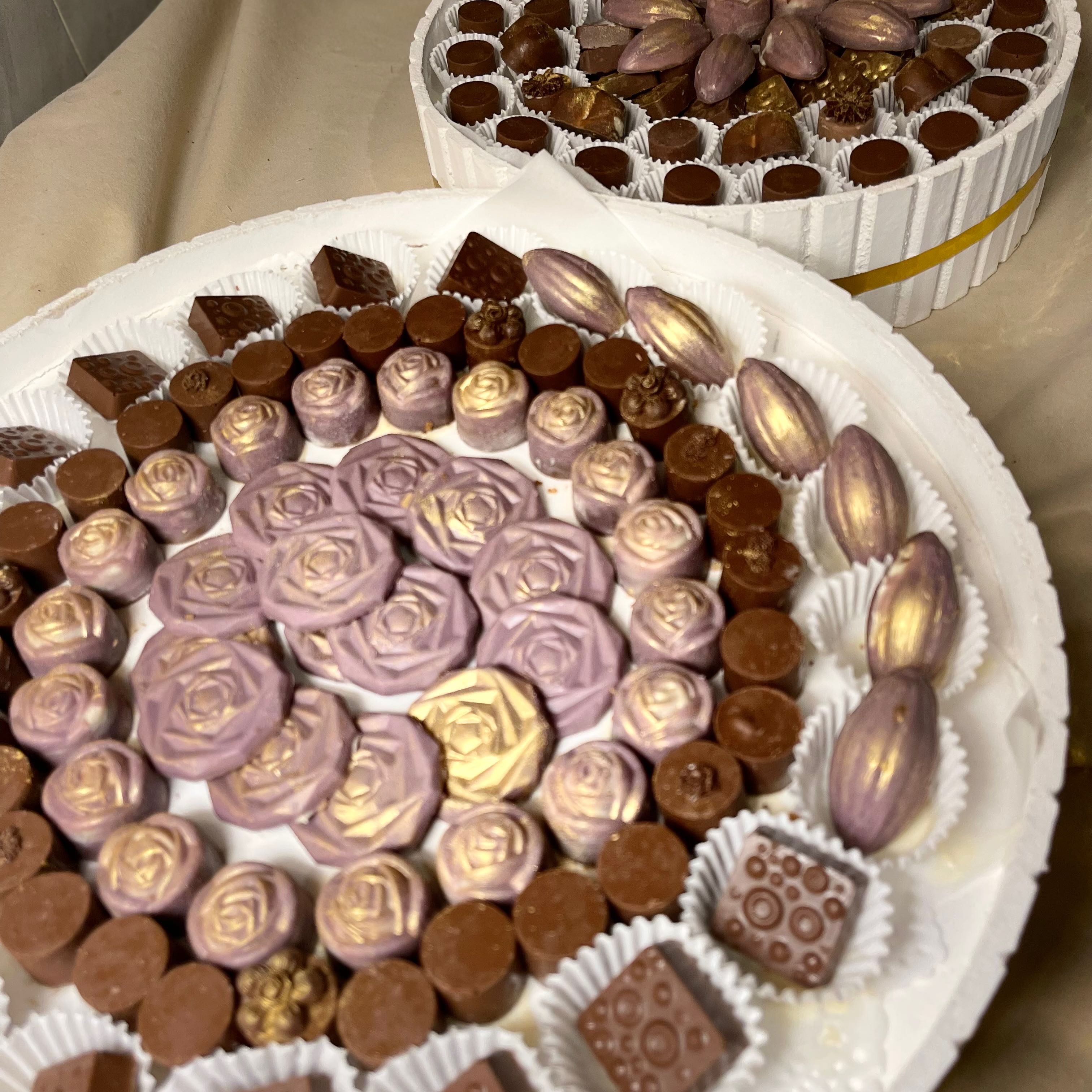 شوكلاته بلجيكية بحشوة الكيندر والتشيز كيك 💜 ٨٠ حبه ب١٦٠ ريال