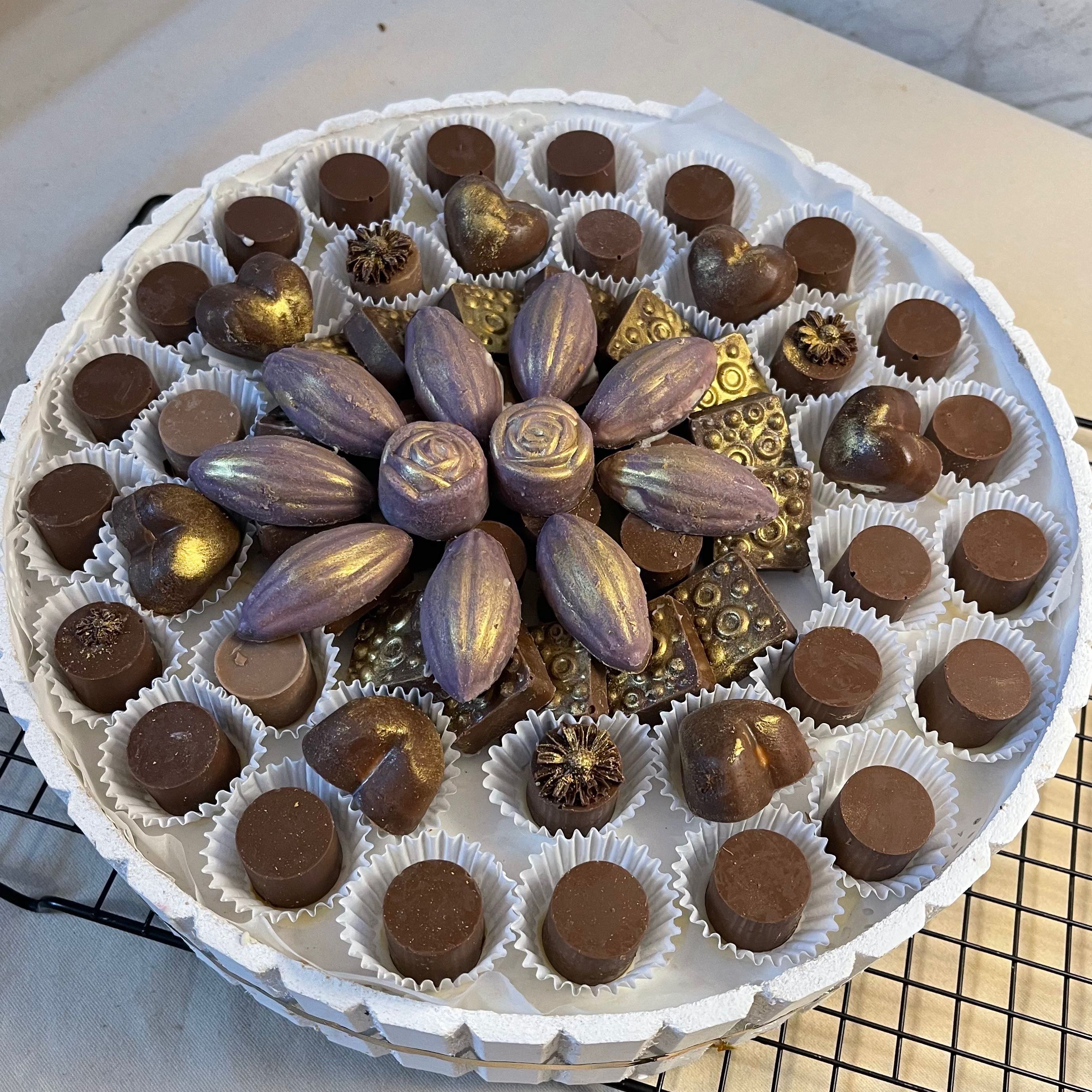 صينية فيها ٧٥ حبه بحشوات مختلفة بالون الموف والذهبي 💜