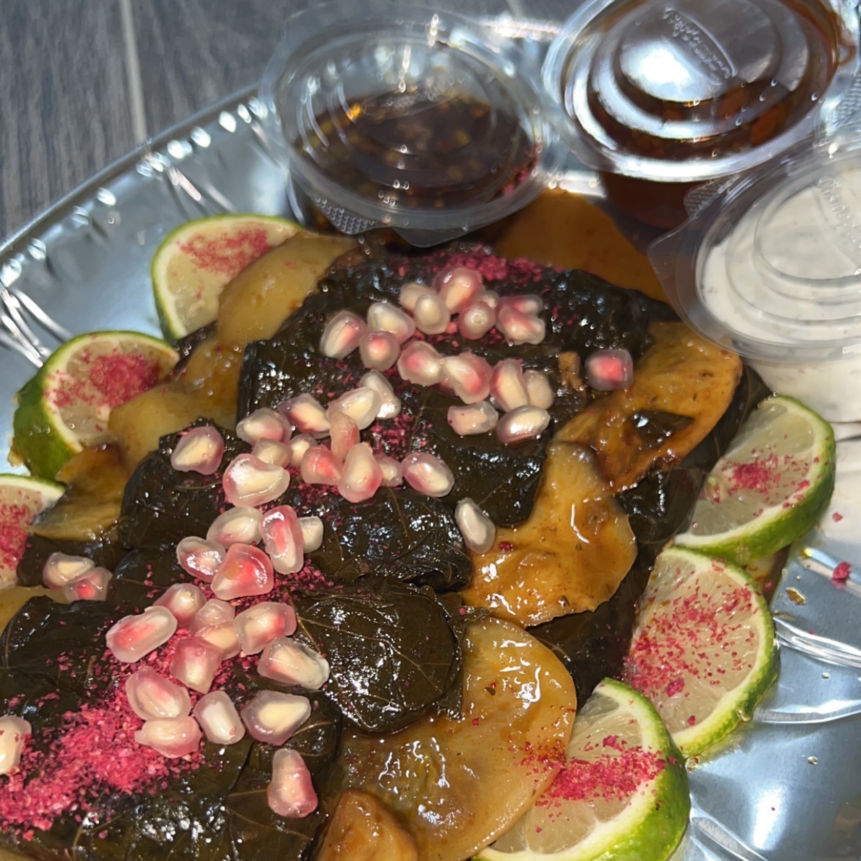صحن وسط فيه ٢٠حبه مع صوصات ب ٢٣ريال