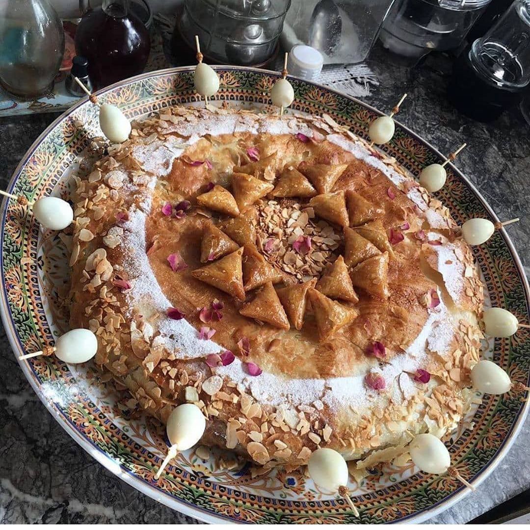 بصطيلة باللوز والدجاج خليط بين المالح والحلو