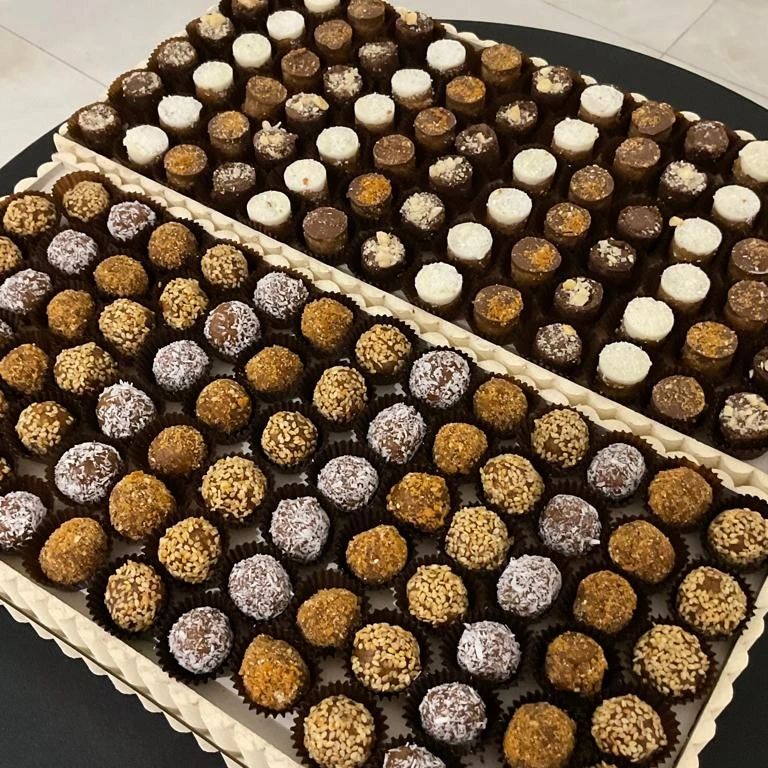 حلا شوكولاته والمكسرات تمريه بجوز الهند والسمسم واللوتز