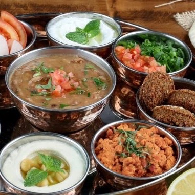 وجبة فطور صحية مكونه من فول وعدس وحمص واجبان