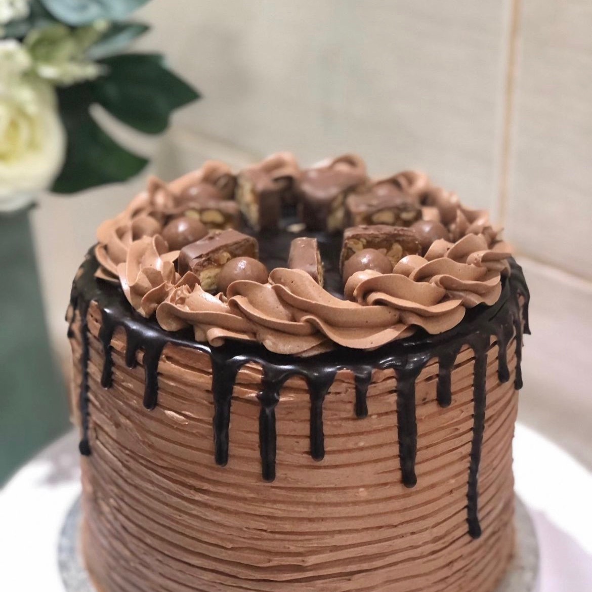 cake chocolate cranchy كيك شوكولا سنيكرز ومالتيزرز كرانشي