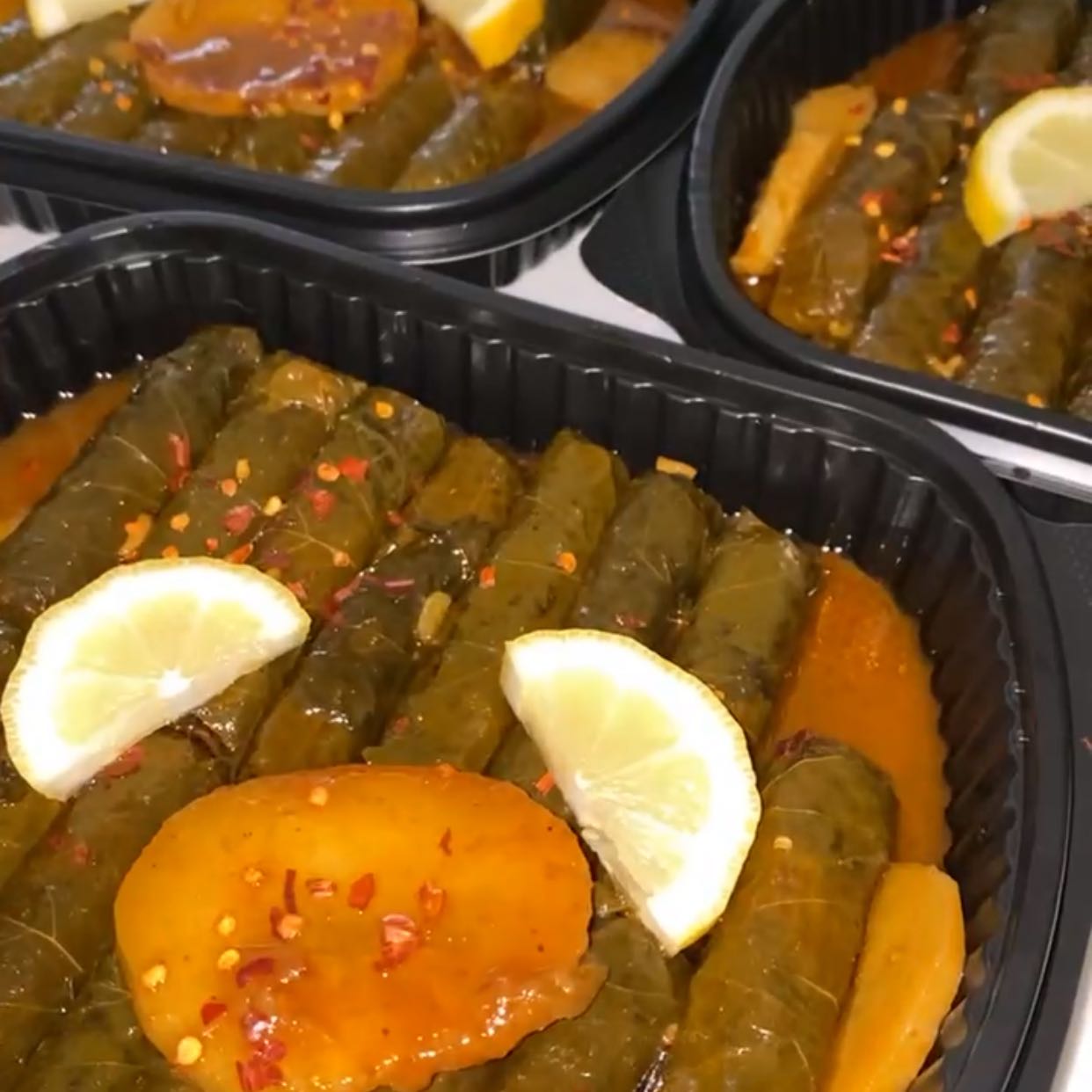 ورق عنب حامض وسبايسي الحجم ( بالحبة ) بالطلب