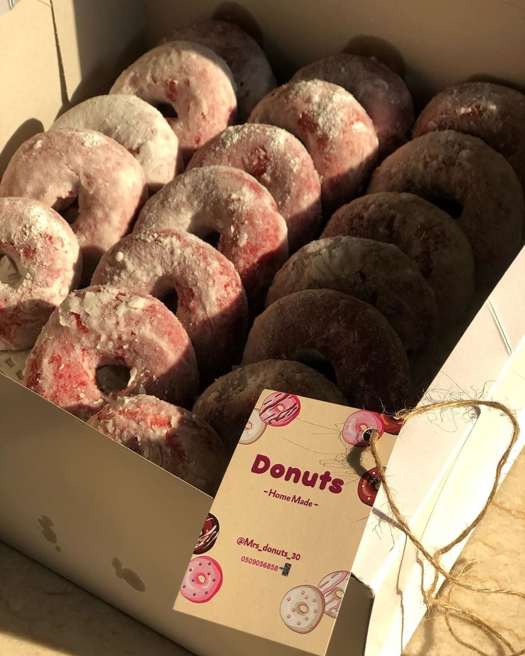 جربوا دونت الرد ڤيلفت الجديد ❤️✨ . #Jubail #dounts #doughnut #redvelvet #foodie #dessertl