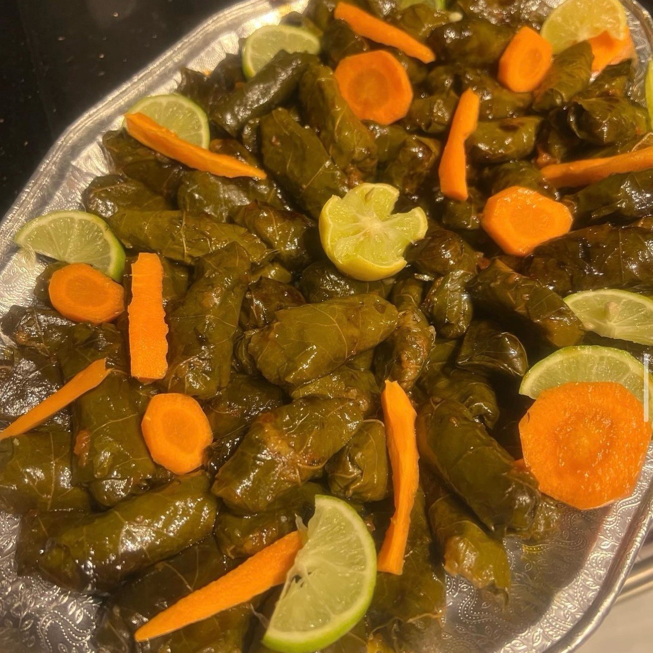 ورق عنب مفرزن طبق متوسط الحجم