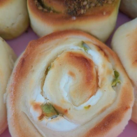معجنات متنوعة جبنه ، لبنه ،لحم ،زعتر ،دجاج ،بيتزا صغيره