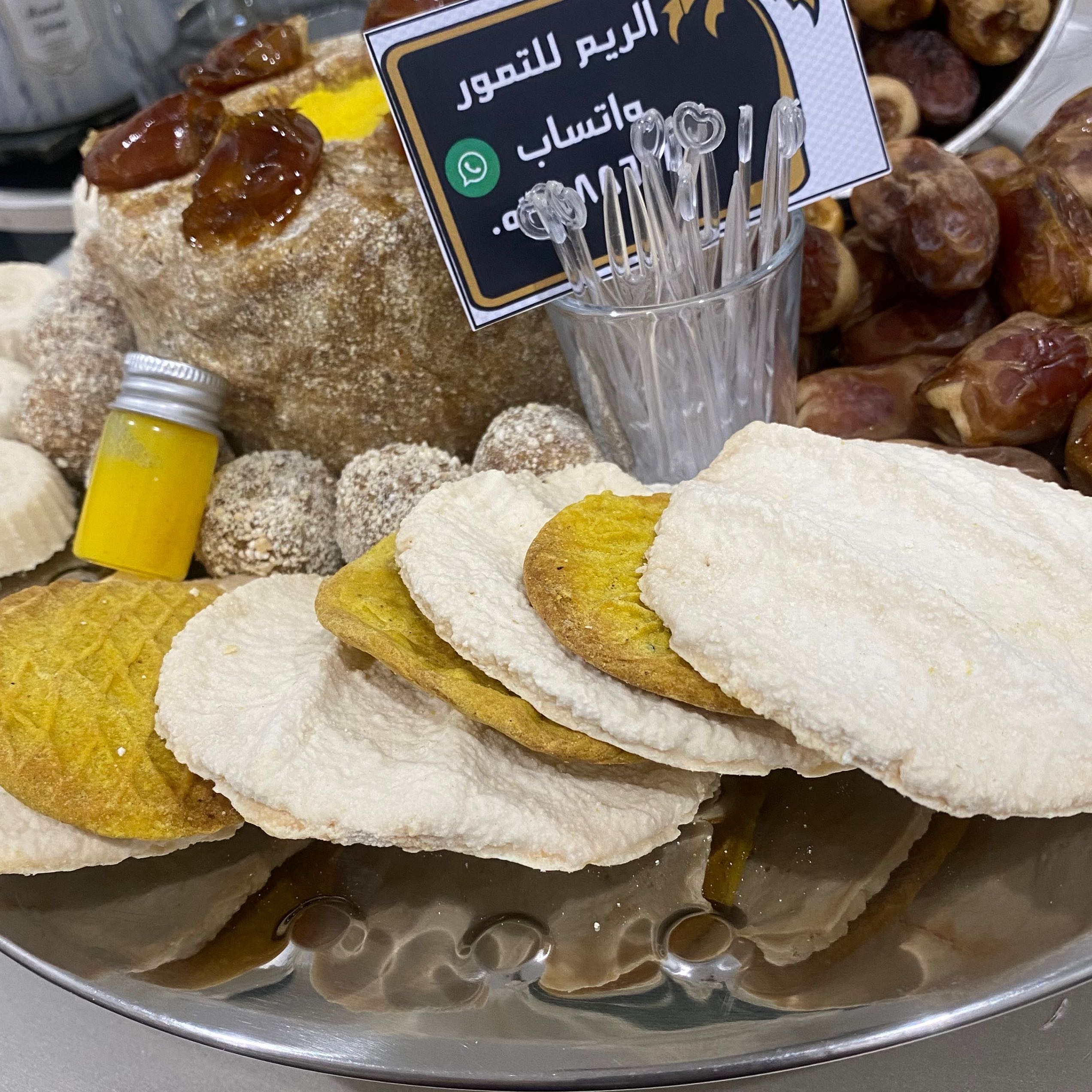 شعثاءمع كرات التمر والاقط