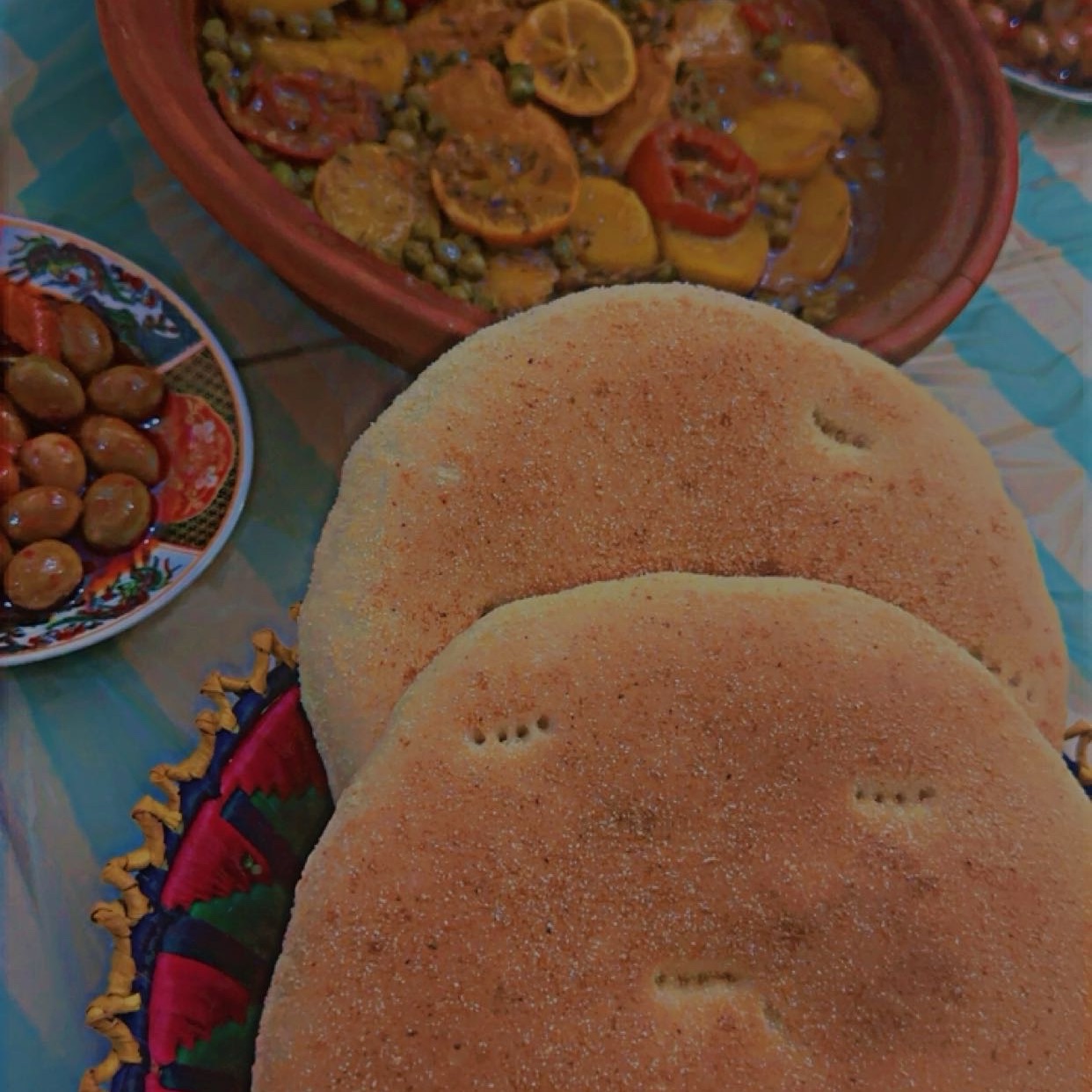 خبز مغربي وطاجين دجاج وخضار