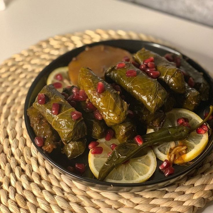ورق عنب حار وحامض مع صوص لذيذ