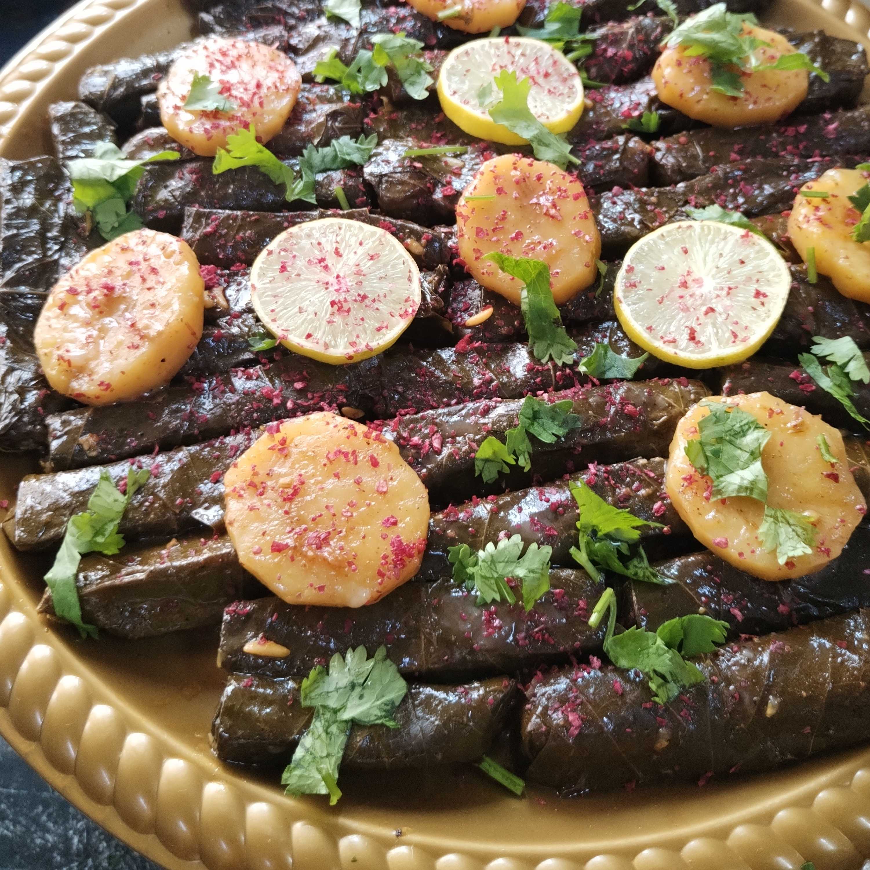 ورق عنب حار وحامض مع صوص لذيذ