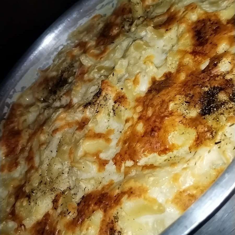 مكرونه بيشاميل بالدجاج او اللحم حسب الطلب