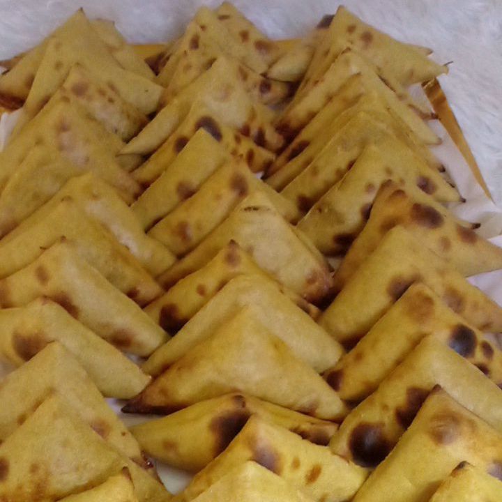سنبوسه فرد بر بدجاج فرن