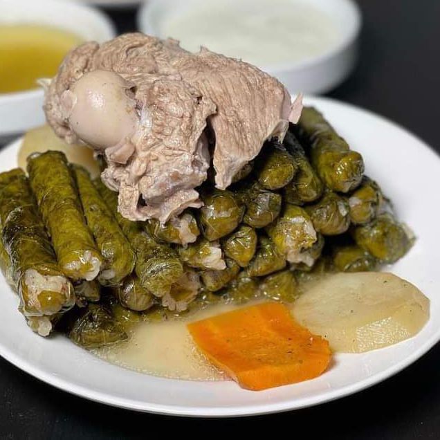 محشي ورق عنب يتكون من ورق عنب محشي رز ولحم ومطبوخ بالليمون ودهن الغنم
