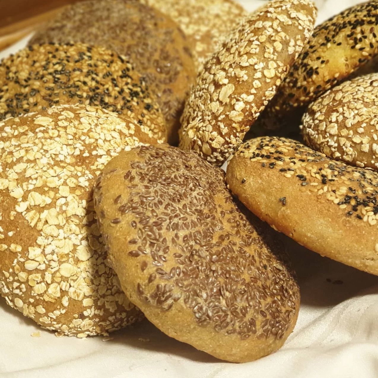 يعد الخبز خيارًا رائعًا للكربوهيدرات لذا، يجب الاهتمام باختيار الخبز الأكثر صحة لتناوله فأ