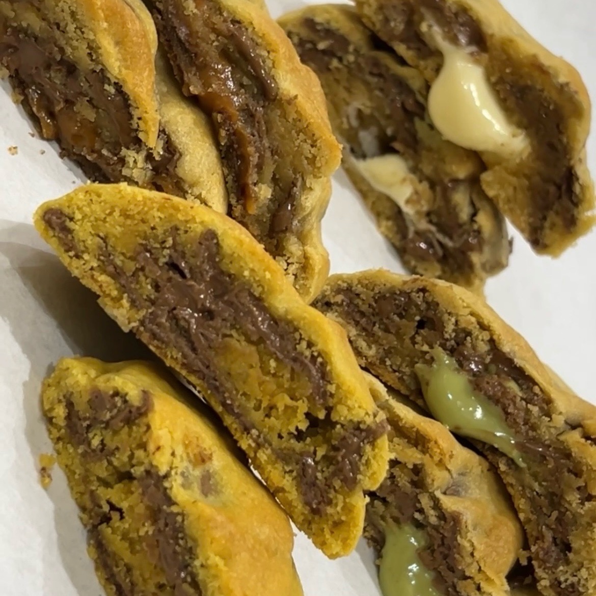 كوكيز بنكهات متعدده الكراميل التشيز الزعفران البستاشيو