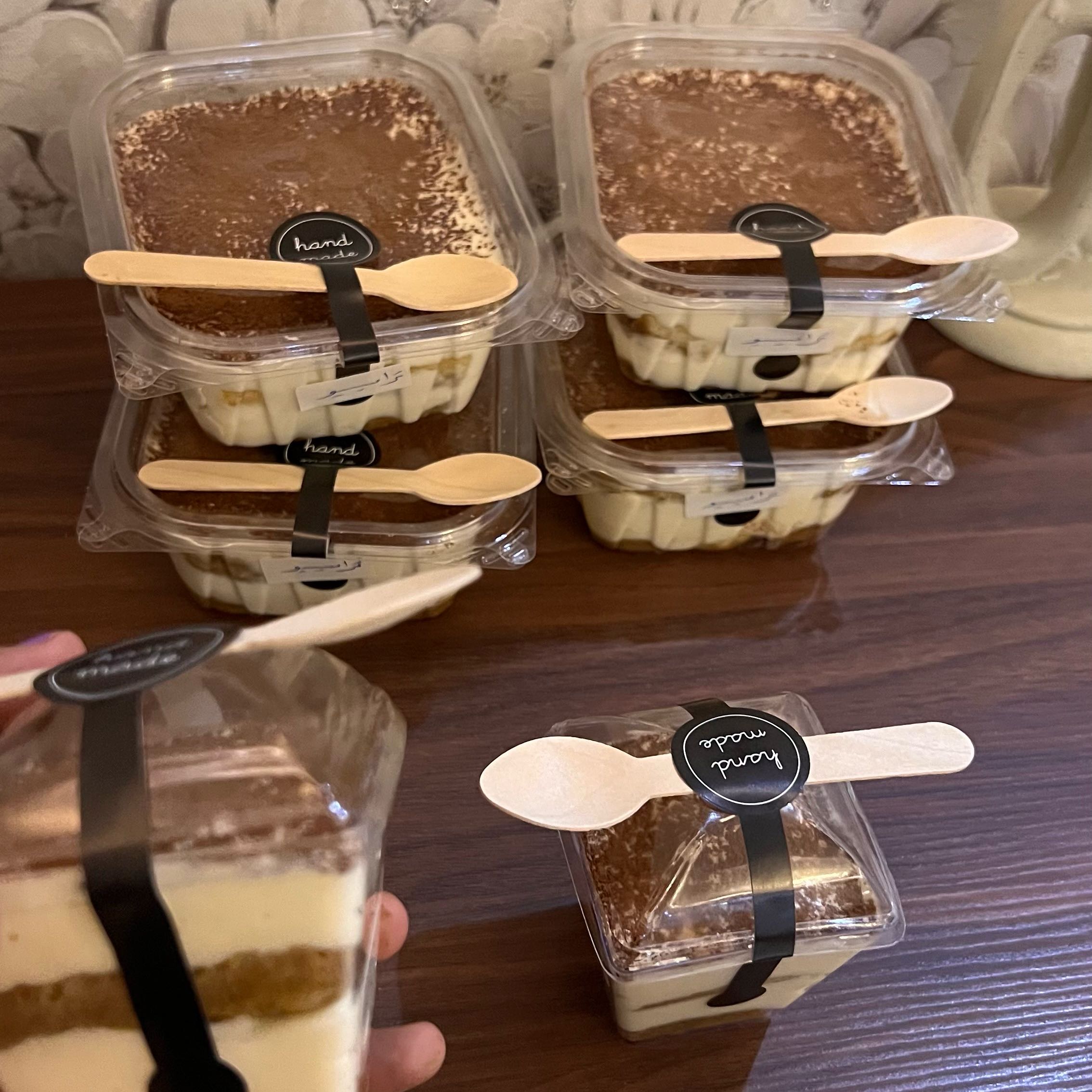 تراميسيو الطلب لايقل عن عشر كاسات صغيره ومتوسط الحشوات حسب الرغبه 🍧