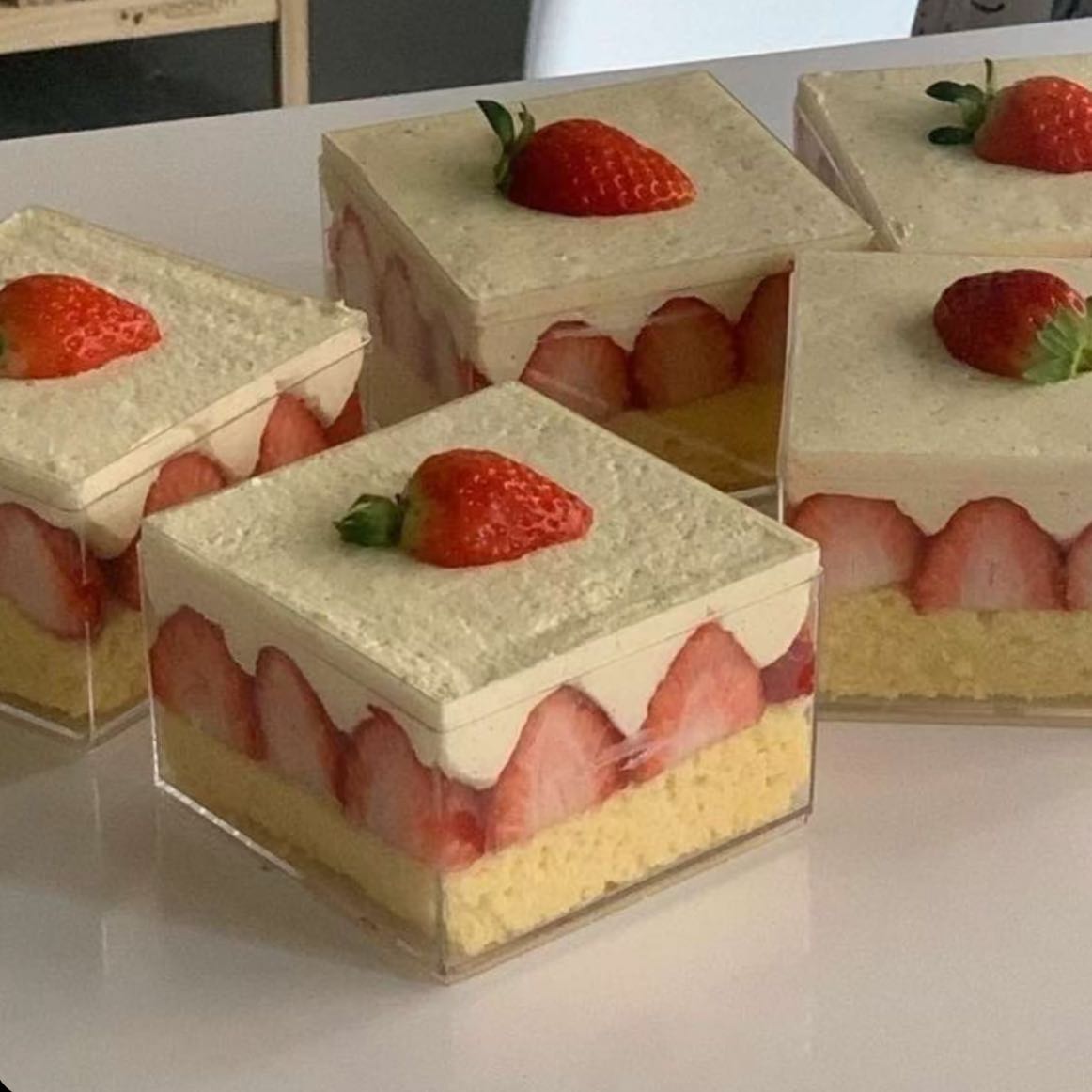 تراميسو فراوله🍓 العلب صغيره ووسط
