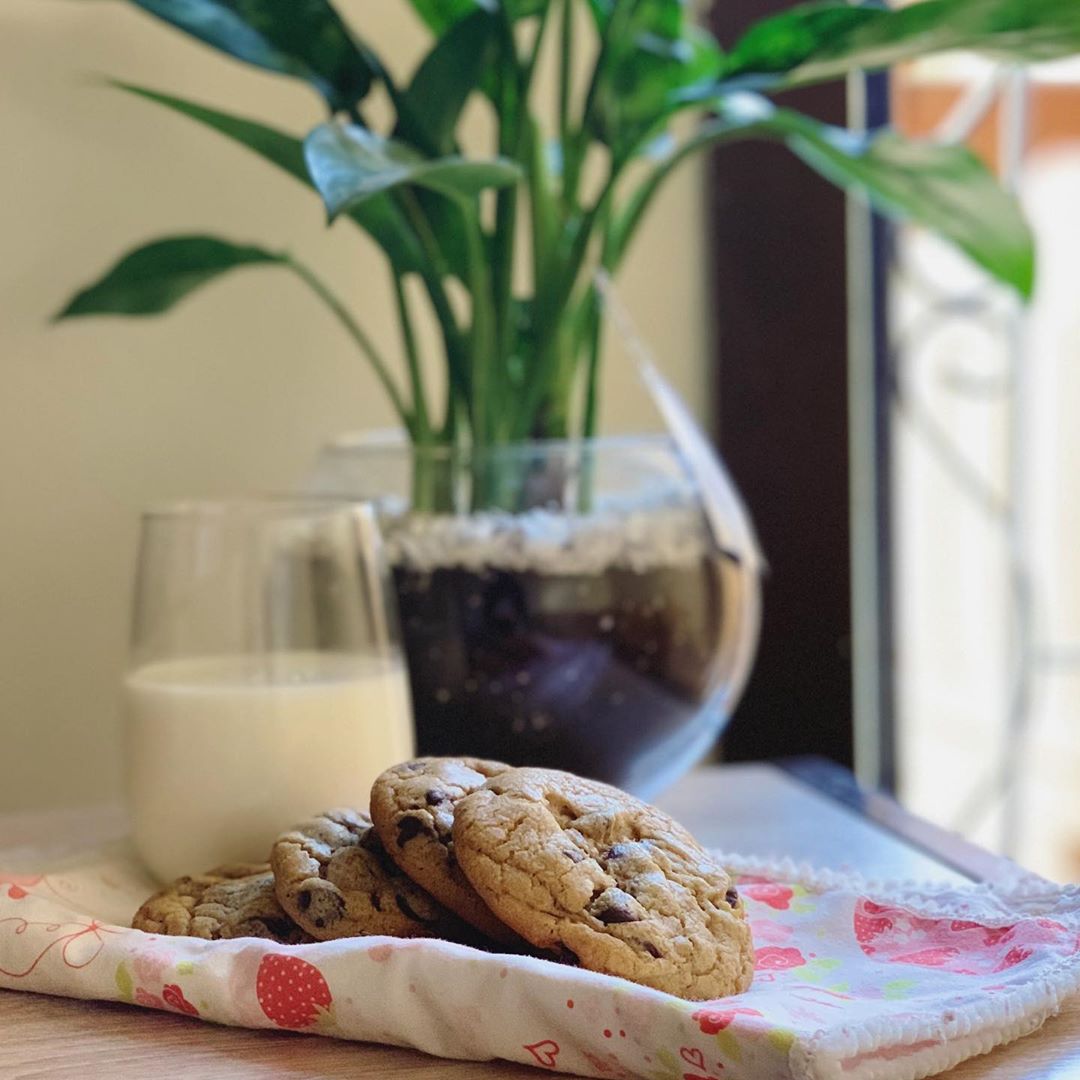 Best combination in the whole world: cold milk & our classic cookies الذ مزيج بالعالم : حل