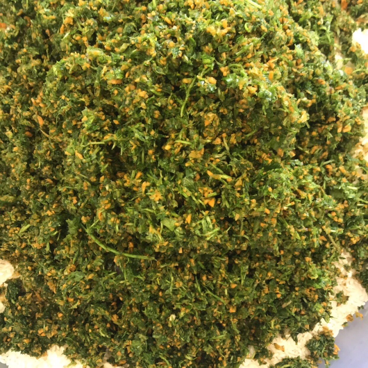 1 بصلة كبيرة اصفر او ابيض (مقطع مكعبات صغيرة جداً) 1 طماطم كبيره (او 2 صغار) تقطيع ناعم 🍅