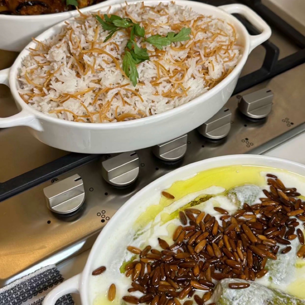 رز بالشعيرية مع محشي كوسه باللبن