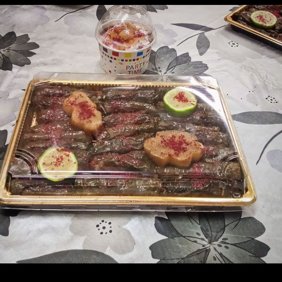 صحن ورق عنب كبير مع صحن فتة ورق عنب صغير