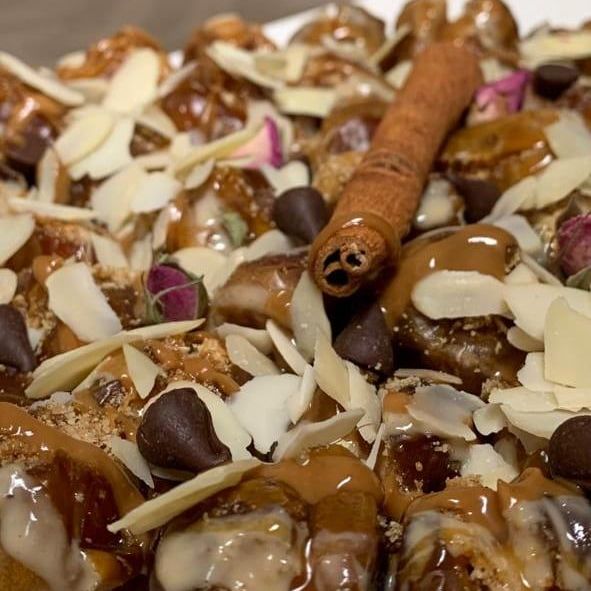 تمر محشي بصوص مكسرات حبات شوكلاته
