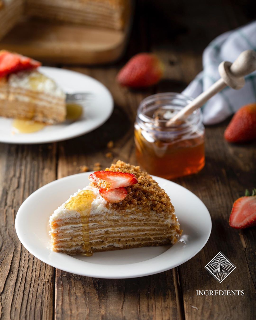 ألذ وأحلى كيكة عسل ممكن تذوقها كيكة العسل الروسية قطعه من القلب❤️ Medovik-Russian cake.lay